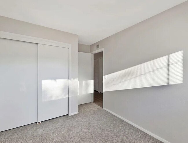 Building Photo - 6020 N East Park View St