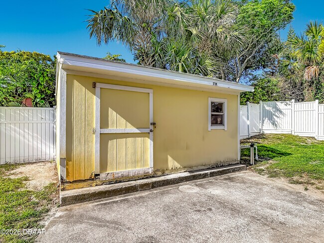 Building Photo - 1621 N Oleander Ave
