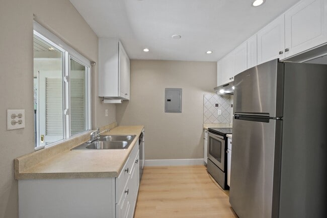 Building Photo - 23732 Hillhurst Dr