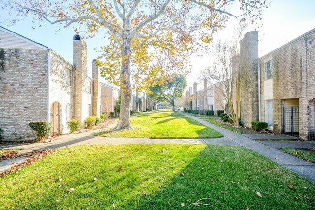 Building Photo - 8728 Wilcrest Dr