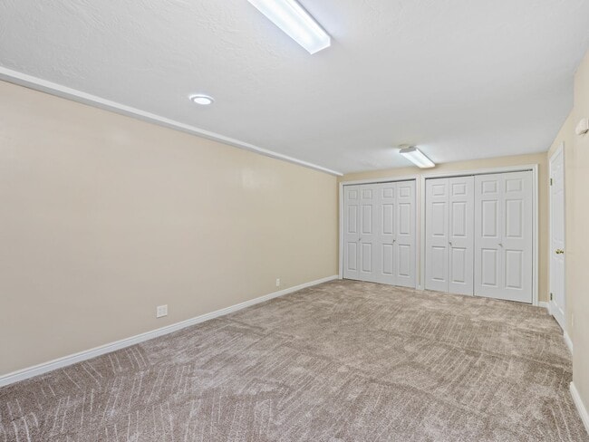 Building Photo - Spacious 5-Bedroom Home for Rent in Sandy, UT