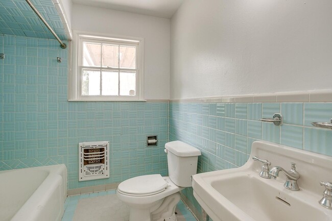 Building Photo - Fresh on the Market-  2 Bed, 1 Bath home i...