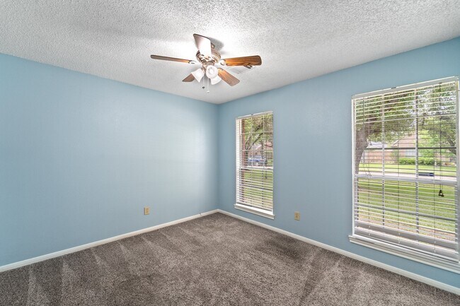 Building Photo - 3909 Greenwood Dr