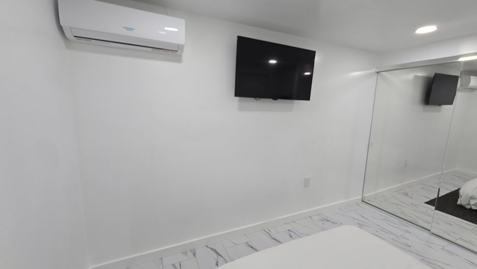 remote control ac/ 42in TV - mirrored closets - 19353 SW 103rd Ct