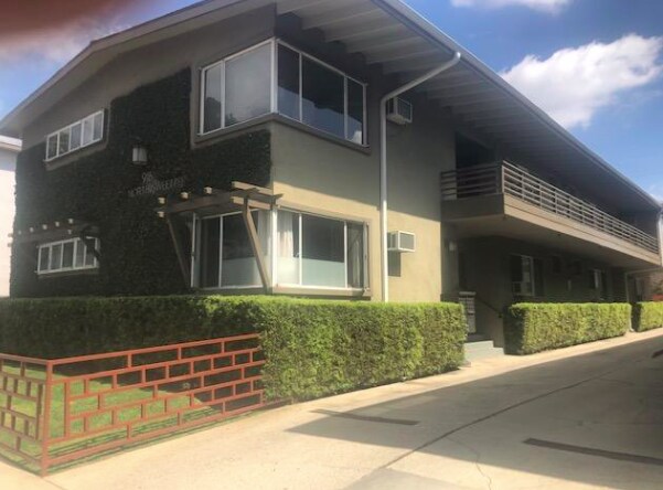 Building Photo - 916 N Sweetzer Ave