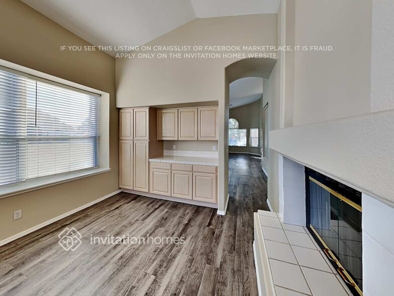 Building Photo - 1445 Castle Crest Dr