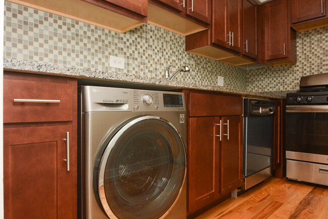 Building Photo - 696 Elm Pl