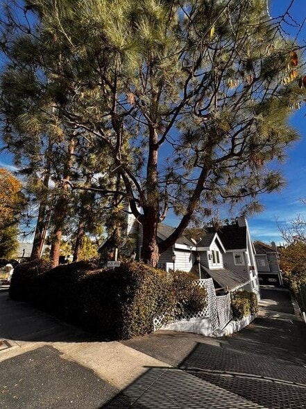 Building Photo - 4530 Whitsett Ave