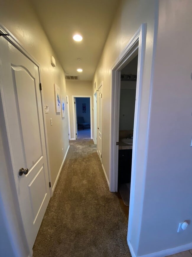 Building Photo - Affordable 3 BD 2 BA house in SE Bakersfield Near Union Ave & Berkshire Road