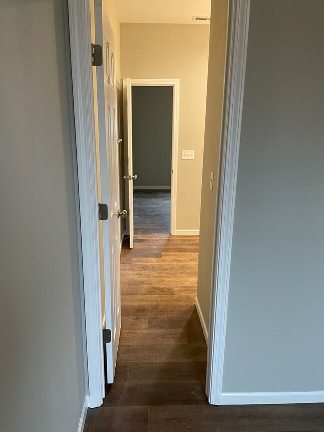 Building Photo - 4 bed 2 bath 2 Car Garage! 1/2 off 1st Months Rent!!