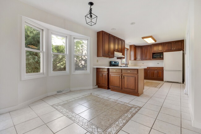 Building Photo - 616 Blue Spruce Ln