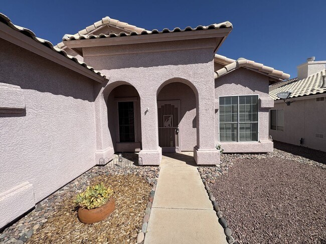 Building Photo - Great eastside location pet friendly