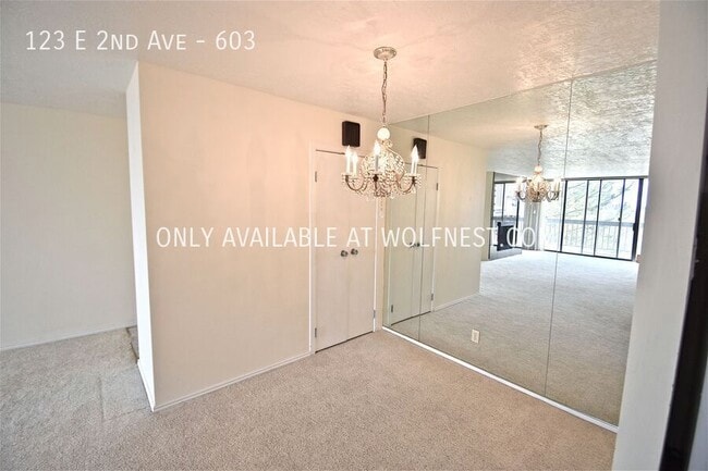 Building Photo - Stunning Downtown SLC Condo - Spacious & P...