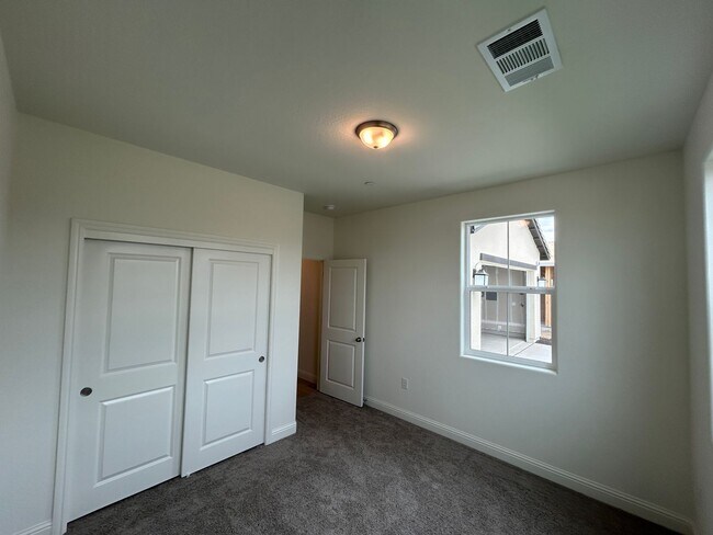 Building Photo - New, New New in Northwest Visalia!