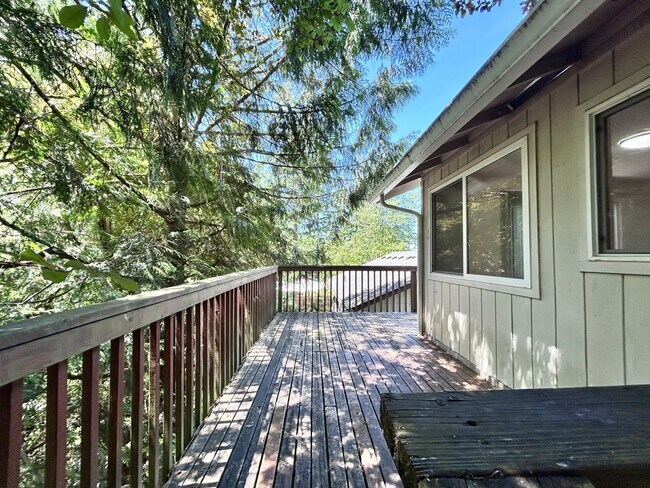 Building Photo - Large 3 Bed, 2 Bath, Sanctuary!