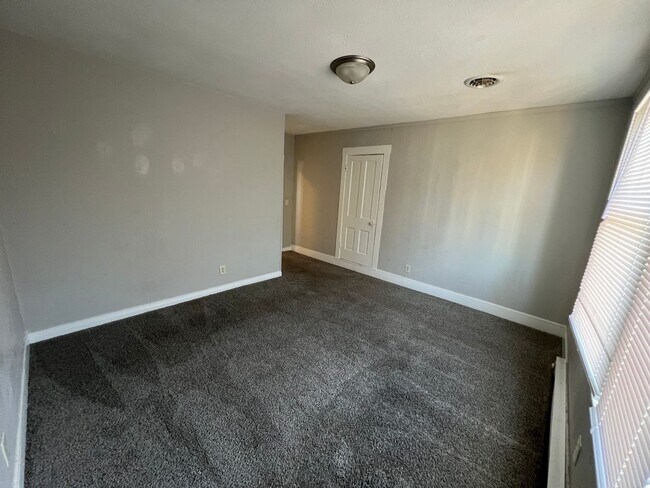 Building Photo - 212-214 South Pershing Dr