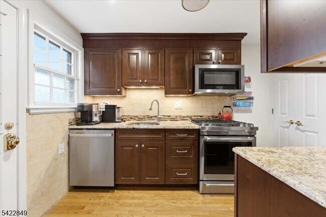 Building Photo - 260 Walnut St