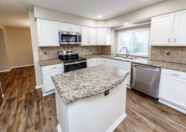 Building Photo - Stunning 5 Bedroom, 3.5 Bath Remodeled Hom...