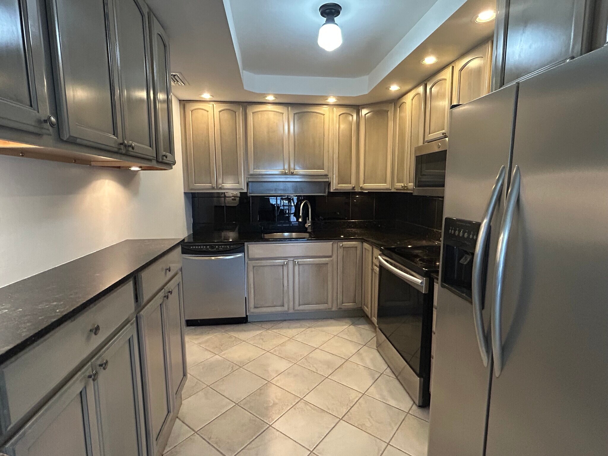 Kitchen - 5415 Collins Ave
