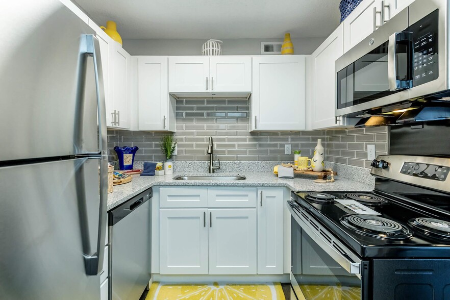 Primary Photo - Brighton Valley Apts