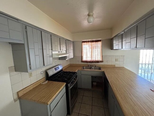 Building Photo - 3 Bed 1.5 Bath Home Available!