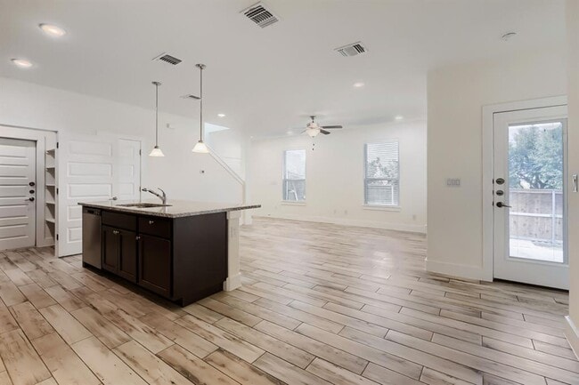 Building Photo - 401 Parkline Dr