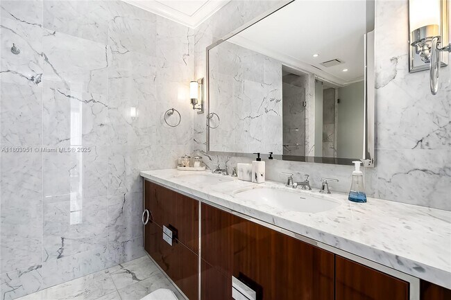 Building Photo - 15701 Collins Ave