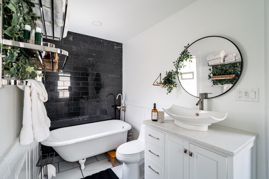 Building Photo - 1812 E Thomas Ave