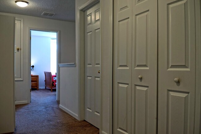 Building Photo - Gorgeous Fully Furnished Townhome Close to...