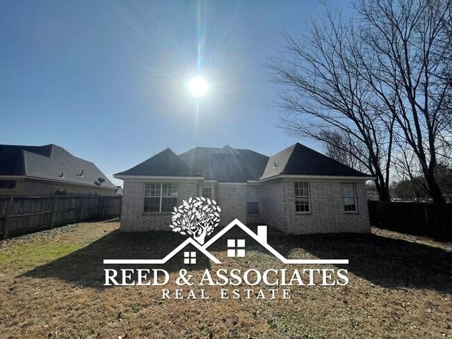 Building Photo - Just Minutes Away from Oakland Elementary School!!!