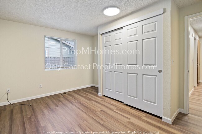 Building Photo - Three Bedroom Ranch In Central Hillsboro w/ Large Fenced Yard!