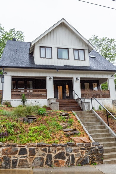 Building Photo - 724 Charles Allen Dr NE