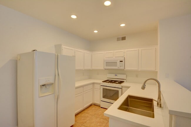 Building Photo - Beautiful 1 BR 1 Bath condo in Green Valle...