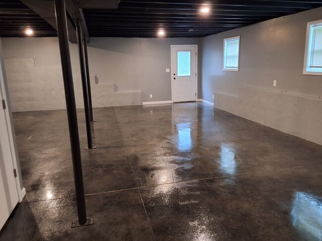 Building Photo - Beautiful 4 Bedroom 2 Bath Home