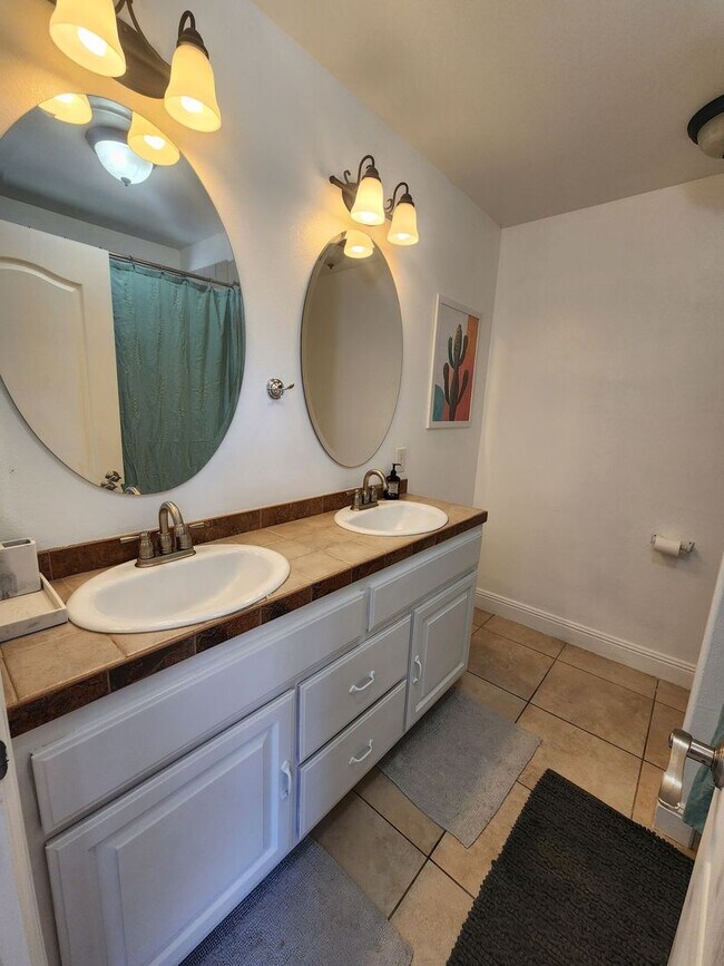 Building Photo - Fully Furnished 3 Bedroom Home w/ Covered ...