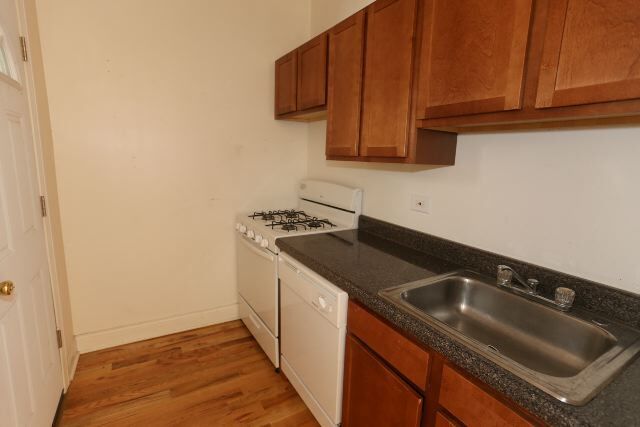 Building Photo - 633 W Cornelia Ave