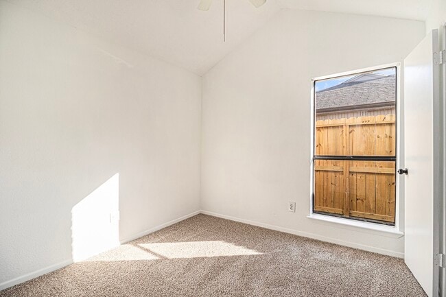 Building Photo - 1019 W Brompton Dr