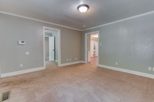 Building Photo - Freshly Renovated 3 Bedroom Home