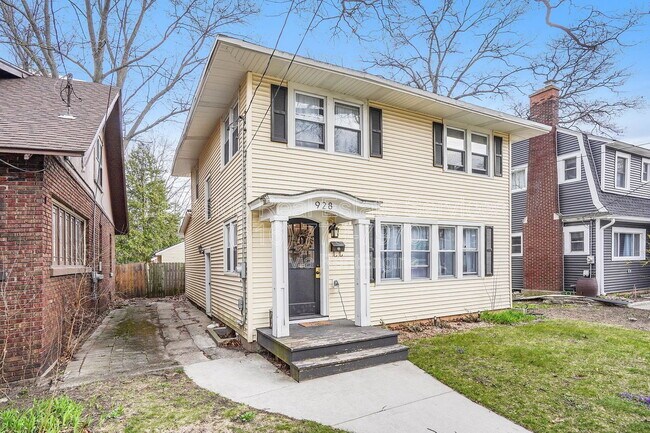Building Photo - 928 Calvin Ave SE