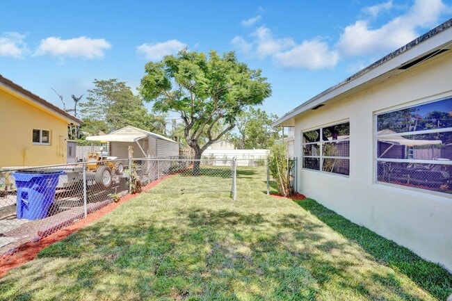Building Photo - Spacious and beautiful home with a fenced backyard!
