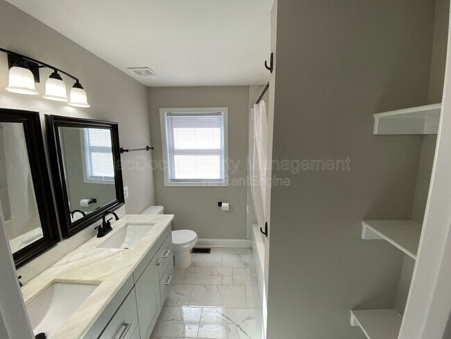 Building Photo - 77 Lakeview Dr