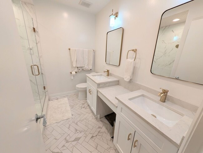 Building Photo - Stunning rehabbed 3-Bedroom Townhome in Fu...