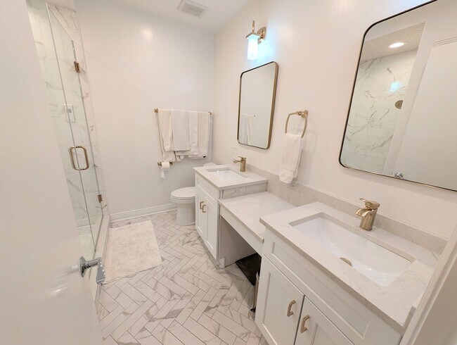 Building Photo - Stunning rehabbed 3-Bedroom Townhome in Fulton Market / West Loop