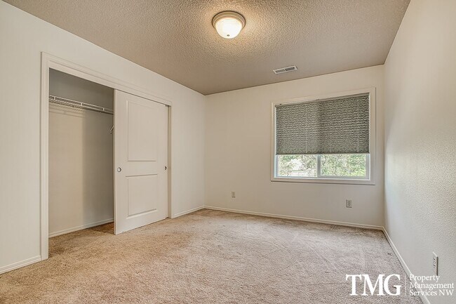 Building Photo - Large 4 Bed 2.5 Bath Home in Lakeshore!