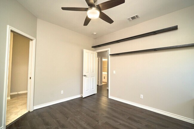 Building Photo - Mission Ridge beauty-4 bedroom 3 1/2 bath-...