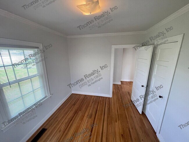Building Photo - 2233 Oak Dr