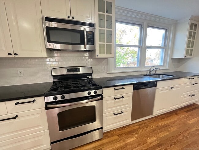 Building Photo - 35 Lindbergh St