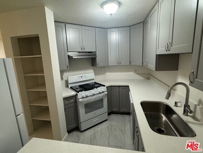 Building Photo - 428 S Grand View St