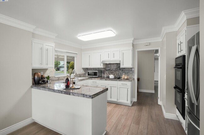 Building Photo - 501 Amherst Ct