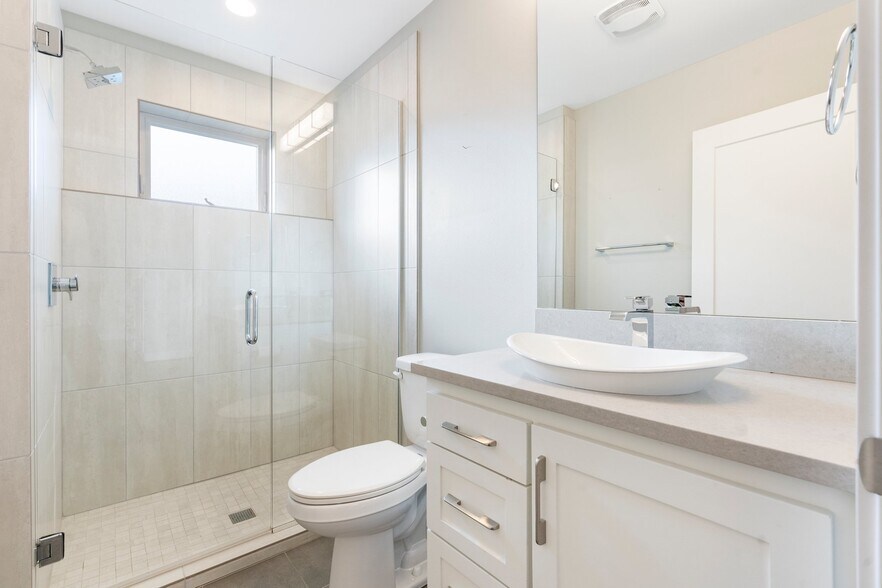 Guest bedroom en suite with heated floors. - 2335 NE Couch St